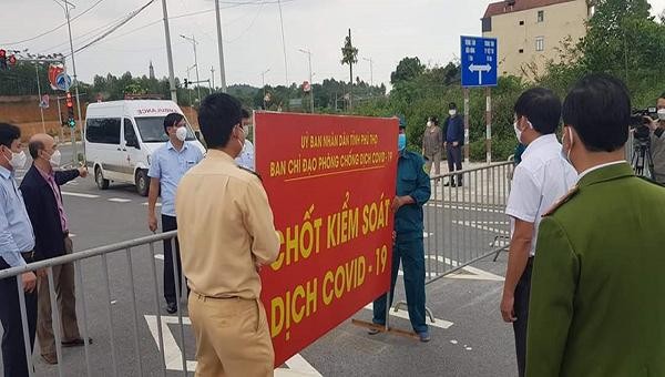 Lực lượng chức năng tiến hành dỡ bỏ phong tỏa đối với xã Chu Hóa, TP. Việt Trì