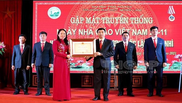 Thừa ủy quyền của Chủ tịch nước, Phó Chủ tịch nước Võ Thị Ánh Xuân trao tặng Huân chương Độc lập hạng Nhì cho Trường Đại học Nông lâm. (Ảnh: thainguyen.gov)