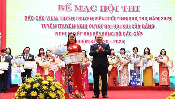 Phó Bí thư Thường trực Tỉnh ủy Hoàng Công Thủy trao giải Nhất cho thí sinh Nguyễn Thị Minh Thịnh