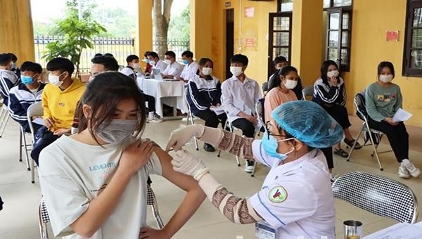 Cán bộ y tế trung tâm y tế huyện Yên Phong thực hiện tiêm vaccine cho học sinh