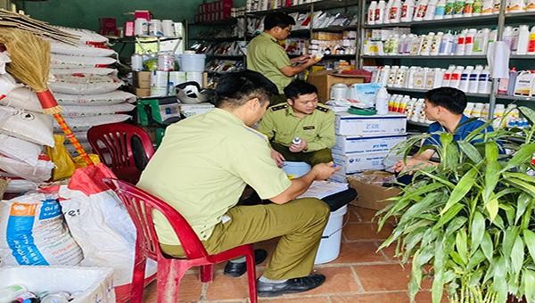 Lực lượng quản lý thị trường tỉnh Vĩnh Phúc kiểm tra hoạt động kinh doanh buôn bán phân bón của công ty TNHH MTV An Phát, huyện Lập Thạch