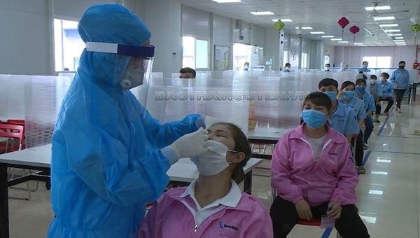 Cán bộ Trung tâm Kiểm soát bệnh tật tỉnh lấy mẫu xét nghiệm tại Khu công nghiệp Điềm Thụy – Phú Bình (Nguồn: Báo Thái Nguyên)