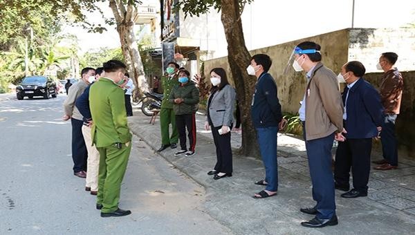 Ông Vũ Thị Hiền Hạnh, Phó Chủ tịch UBND tỉnh kiểm tra, chỉ đạo công tác phòng, chống dịch COVID-19 tại thành phố Yên Bái