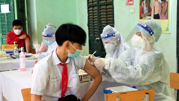 Cán bộ y tế tiêm vaccine cho học sinh trường THCS Tân Bình