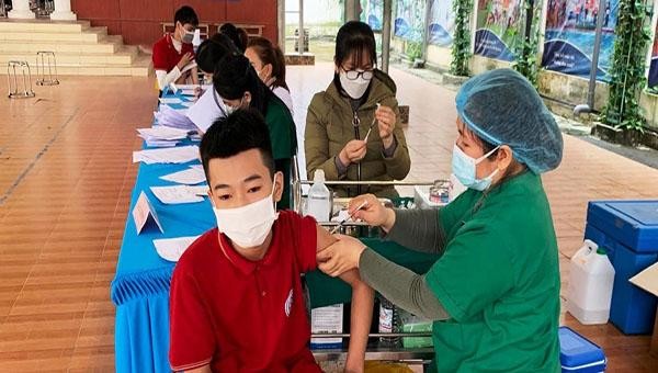 Cán bộ Y tế tiêm vắc xin phòng COVID-19 cho trẻ trên địa bàn tỉnh Tuyên Quang