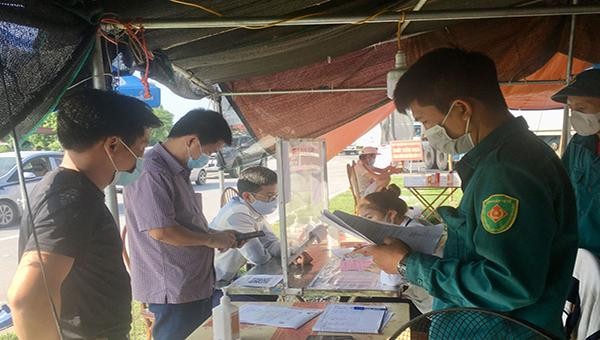 Lực lượng chức năng hướng dẫn người từ các tỉnh khác vào Thái Nguyên thực hiện đúng quy định về phòng, chống dịch COVID-19. (Ảnh: Báo Thái Nguyên)