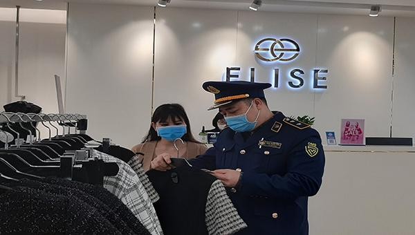 Cục Quản lý thị trường Phú Thọ kiểm tra hàng quần áo tại shop ELISE