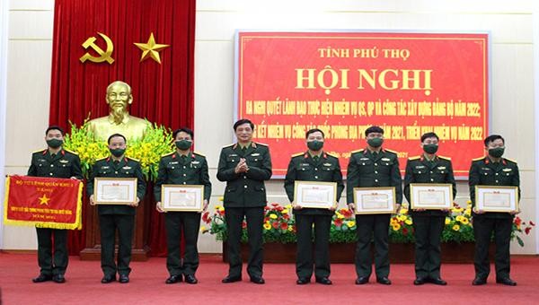 Thiếu tướng Phạm Hồng Chương tặng Cờ thi đua “Đơn vị xuất sắc toàn diện” và tặng danh hiệu “Đơn vị quyết thắng” cho các tập thể, cá nhân có thành tích xuất sắc trong phong trào thi đua quyết thắng năm 2021