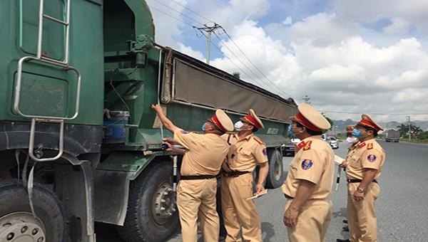 Công an giao thông tỉnh Hà Nam kiểm tra kích thước thành thùng xe tải lưu thông trên địa tỉnh