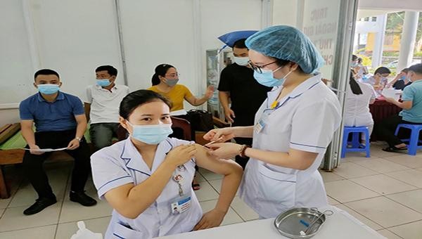 Cán bộ y tế tiêm vaccine cho người dân trên địa bàn tỉnh