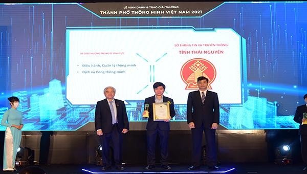 Phó Giám đốc Sở TT&TT Thái Nguyên - Phạm Quang Hiếu đại diện tỉnh Thái Nguyên nhận giải thưởng Thành phố thông minh Việt Nam 2021
