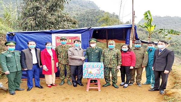 Chủ tịch UBND huyện Bảo Lạc thăm tặng quà chốt kiểm soát dịch biên giới tại xóm Lũng mật, xã Xuân Trường