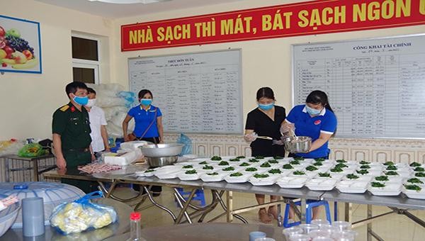 Chiến sỹ dân quân tự vệ ở khu cách ly y tế tập trung Trường THPT Nguyễn Thị Giang, huyện Vĩnh Tường, Vĩnh Phúc 