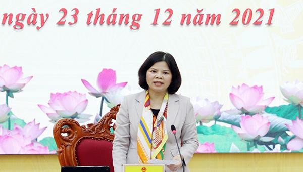Bà Nguyễn Hương Giang, Chủ tịch UBND tỉnh, Phó Trưởng Ban Thường trực Ban Chỉ đạo phòng, chống dịch COVID-19 tỉnh Bắc Ninh phát biểu tại cuộc họp