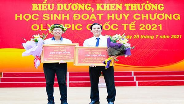 Thầy và trò trường THPT Chuyên Vĩnh Phúc nhận khen thưởng của UBND tỉnh Vĩnh Phúc