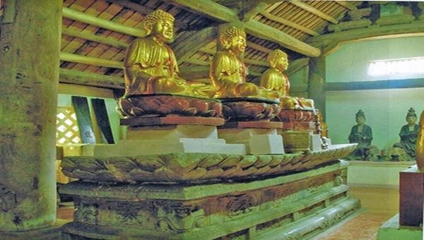 Bàn thờ Phật bằng đá chùa Xuân Lũng được tạc vào năm 1387, dưới triều đại vua Trần Phế Đế