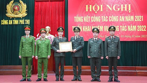 Thứ trưởng Bộ Công an Lương Tam Quang trao Bằng khen của Bộ Công an cho Công an tỉnh Phú Thọ vì có thành tích xuất sắc trong phong trào thi đua “Vì an ninh Tổ quốc” năm 2021