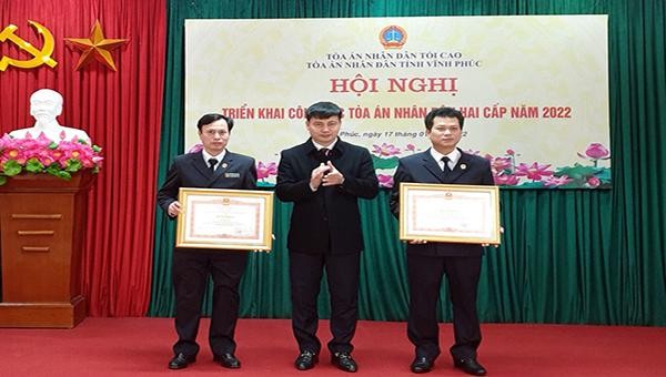 Phó Chủ tịch HĐND tỉnh Nguyễn Trung Hải trao Bằng khen của Thủ tướng Chính phủ cho các cá nhân có thành tích xuất sắc năm 2021