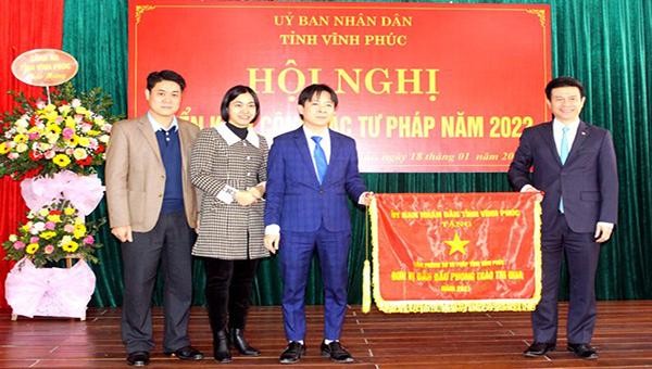 Phó Chủ tịch UBND tỉnh Vũ Chí Giang trao Cờ thi đua của UBND tỉnh cho Văn phòng Sở Tư pháp