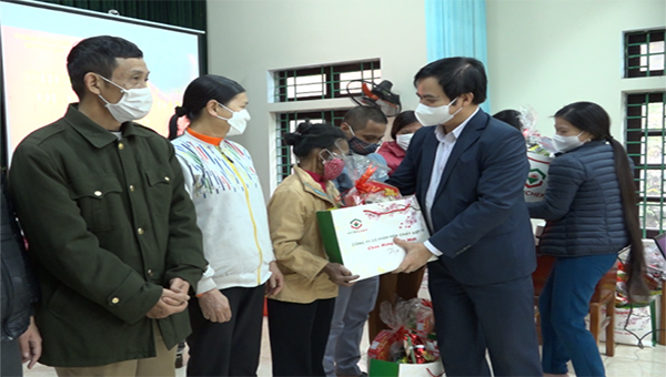Phó Chủ tịch UBND tỉnh Phú Thọ - Nguyễn Thanh Hải trao quà Tết cho các gia đình có hoàn cảnh khó khăn tại xã Phú Lâm, huyện Đoan Hùng