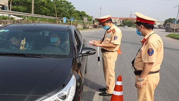 Lực lượng Cảnh sát giao thông tuần tra, kiểm soát vi phạm đối với người điều khiển phương tiện tham gia giao thông trên địa bàn thành phố Việt Trì