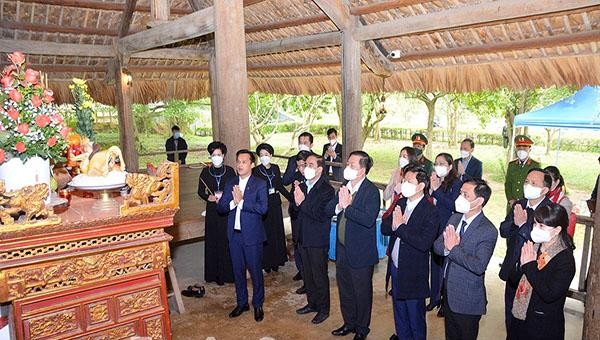 Đoàn công tác của Ban Tuyên giáo Trung ương và các đồng chí lãnh đạo tỉnh dâng hương tại Đình Tân Trào