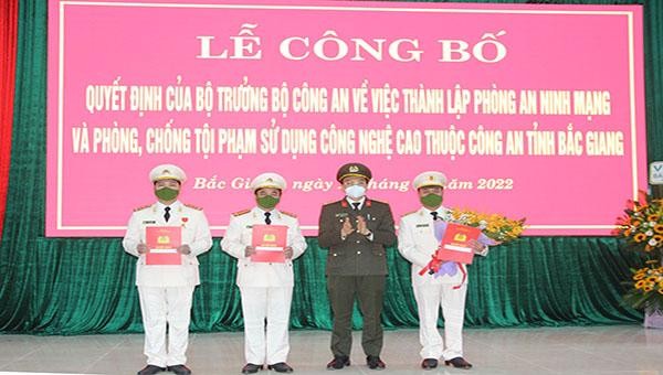 Giám đốc Công an tỉnh Bắc Giang, Đại tá Nguyễn Quốc Toản trao quyết định thành lập Phòng An ninh mạng và phòng, chống tội phạm sử dụng công nghệ cao (Ảnh: CABG)