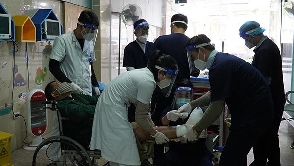 Các bác sĩ của Bệnh viện đa khoa Hùng Vương đang nỗ lực cấp cứu cho một nam bệnh nhân bị đứt lìa bàn chân do máy cắt cỏ