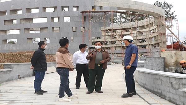 Phó chủ tịch UBND tỉnh, Vừ A Bằng kiểm tra tiến độ công trình đền thờ liệt sĩ tại chiến trường Điện Biên Phủ