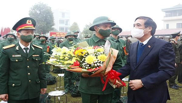 Bí thư Tỉnh ủy Bùi Minh Châu tặng hoa cho tân binh lên đường nhập ngũ