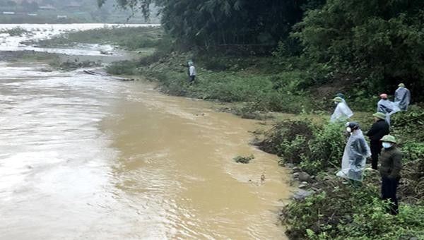 Lực lượng tìm kiếm nạn nhân dọc suối Ngòi Hút, huyện Văn Yên (Yên Bái) Ảnh: LSTV