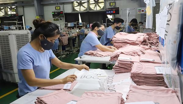 Công nhân sản xuất sản phẩm tại Công ty TNHH Dệt may Thygysen Việt Nam, Cụm công nghiệp thị trấn Yên Lập, huyện Yên Lập