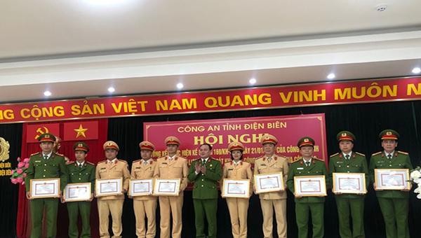 Các cá nhân tập thể được lãnh đạo Công an tỉnh Điện Biên trao thưởng