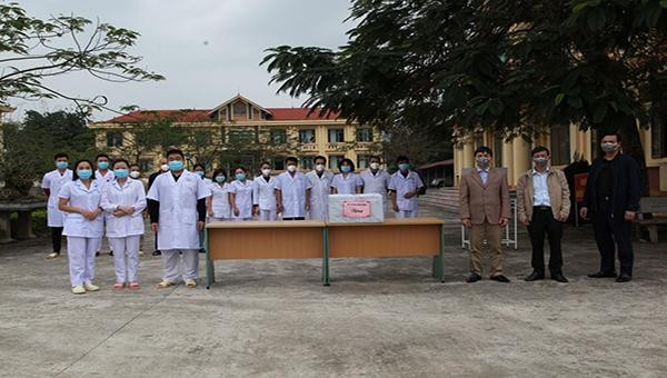Bác sĩ Nguyễn Thành Hưng, Giám đốc Sở Y tế (thứ ba từ phải sang trái) cùng đoàn công trao quà cho cán bộ, y bác sĩ Bệnh viện Bệnh viện Đa khoa tỉnh (Cơ sở thu dung, điều trị bệnh nhân COVID-19 Trung đoàn 247)