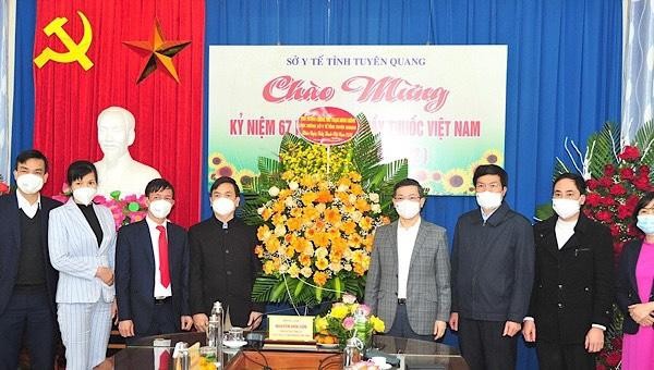 Chủ tịch UBND tỉnh Nguyễn Văn Sơn trao lẵng hoa của Thủ tướng Chính phủ cho Sở Y tế