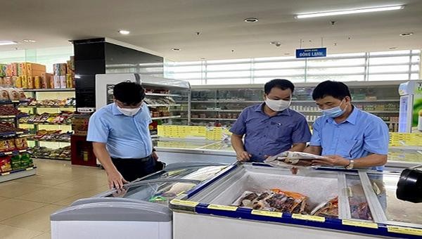 Cán bộ Sở Công Thương kiểm tra tại kho dự trữ của siêu thị Tuyên Quang
