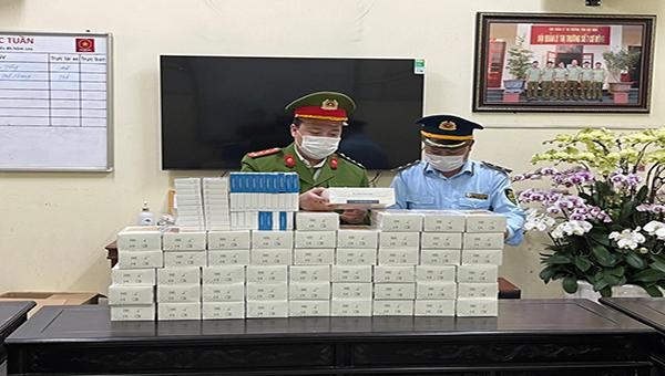 Lực lượng chức năng kiểm đếm hàng tạm giữ tại Đội Quản lý thị trường số 3, Cục Quản lý thị trường tỉnh Bắc Ninh 