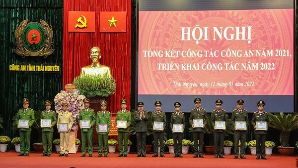 Giám đốc Công an tỉnh Thái Nguyên trao tặng danh hiệu đơn vị Quyết thắng cho Phòng Cảnh sát điều tra tội phạm về ma túy và các đơn vị của Công an tỉnh