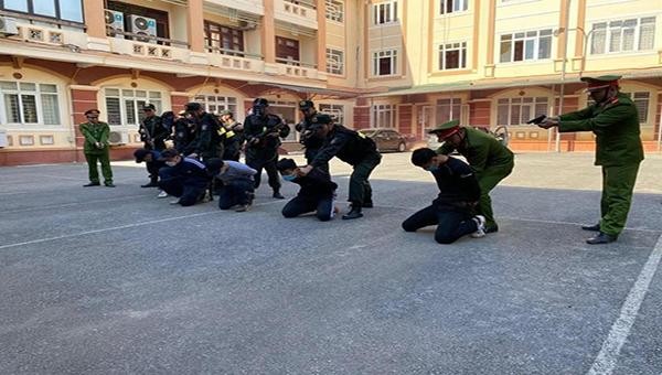 Lực lượng công an Tuyên Quang trong một buổi diễn tập trấn áp tội phạm