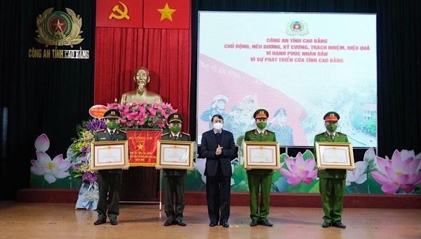 Chủ tịch tỉnh Cao Bằng trao tặng Bằng khen của Chính phủ cho các cá nhân có thành tích xuất sắc trong phong trào thi đua giai đoạn 2016-2021