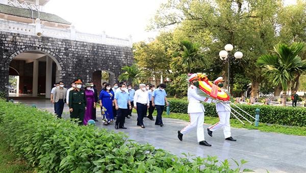 Đồng chí Đỗ Văn Chiến, Bí thư Trung ương Đảng, Chủ tịch Ủy ban Trung ương MTTQ Việt Nam cùng đoàn công tác và lãnh đạo tỉnh Điện Biên đặt vòng hoa tại đài tưởng niệm