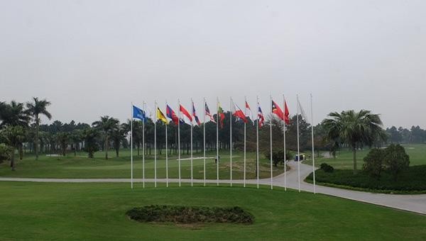 Khu vực treo cờ các nước tham gia Giải Golf - SEA Games 31 tại Vĩnh Phúc 