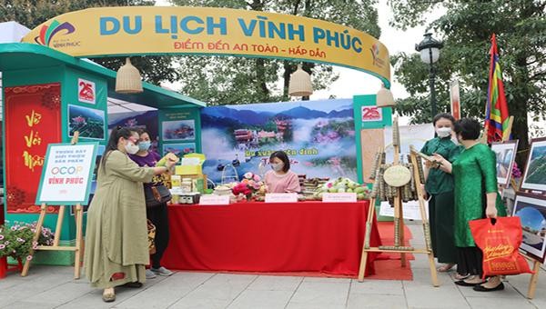 Du khách tham quan gian hàng trong chương trình du lịch Xuân năm 2022 tại Khu danh thắng Tây Thiên 