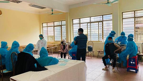 Người dân tiêm chủng vaccine ngừa COVID-19 tại bệnh viện A Thái Nguyên