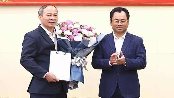 Ông Dương Văn Hưng (bên trái), Chủ tịch UBND H.Phú Bình, được bổ nhiệm làm Phó giám đốc Sở KH-ĐT tỉnh Thái Nguyên (Ảnh: Cổng TTĐT tỉnh Thái Nguyên)