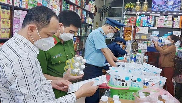 Đoàn kiểm tra BCĐ 389 kiểm tra trang thiết bị y tế tại nhà thuốc Kim Khánh, tổ 9, phường Tân Thịnh, thành phố Hòa Bình