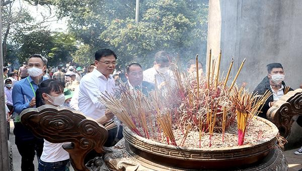 Thứ trưởng Bộ Ngoại giao, Chủ nhiệm Ủy ban Nhà nước về người Việt Nam ở nước ngoài Phạm Quang Hiệu cùng các kiều bào dâng hương tưởng niệm các Vua Hùng