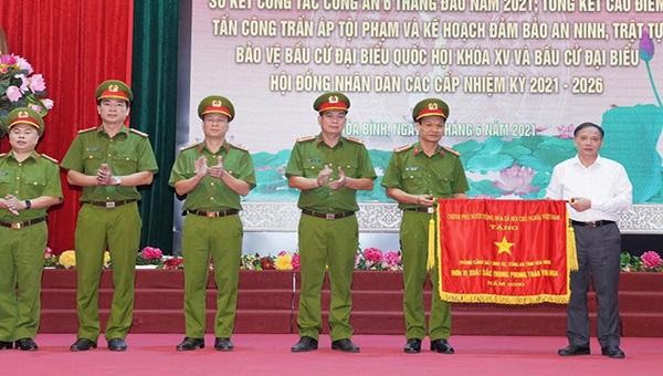 Chủ tịch UBND tỉnh trao cờ thi đua của Thủ tướng Chính phủ cho tập thể đơn vị phòng Cảnh sát Hình sự tỉnh Hòa Bình