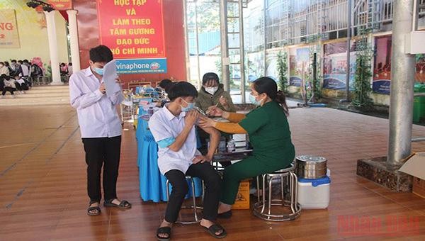 Tiêm vaccine phòng COVID-19 cho học sinh Trường THPT Tân Trào, TP Tuyên Quang