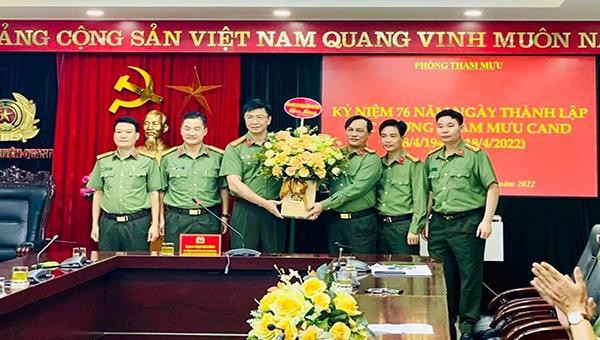 Lãnh đạo Công an tỉnh Tuyên Quang đã tặng hoa chúc mừng 76 năm Ngày truyền thống lực lượng Tham mưu CAND và lực lượng Cảnh sát quản lý hành chính về trật tự xã hội